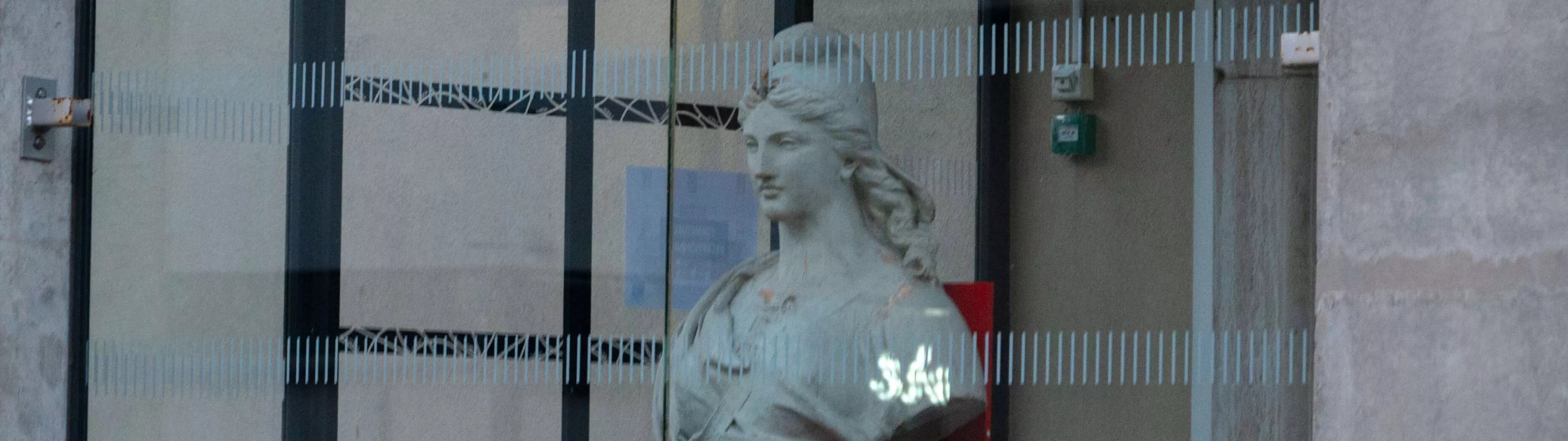 Photo : buste en pierre d'une Marianne