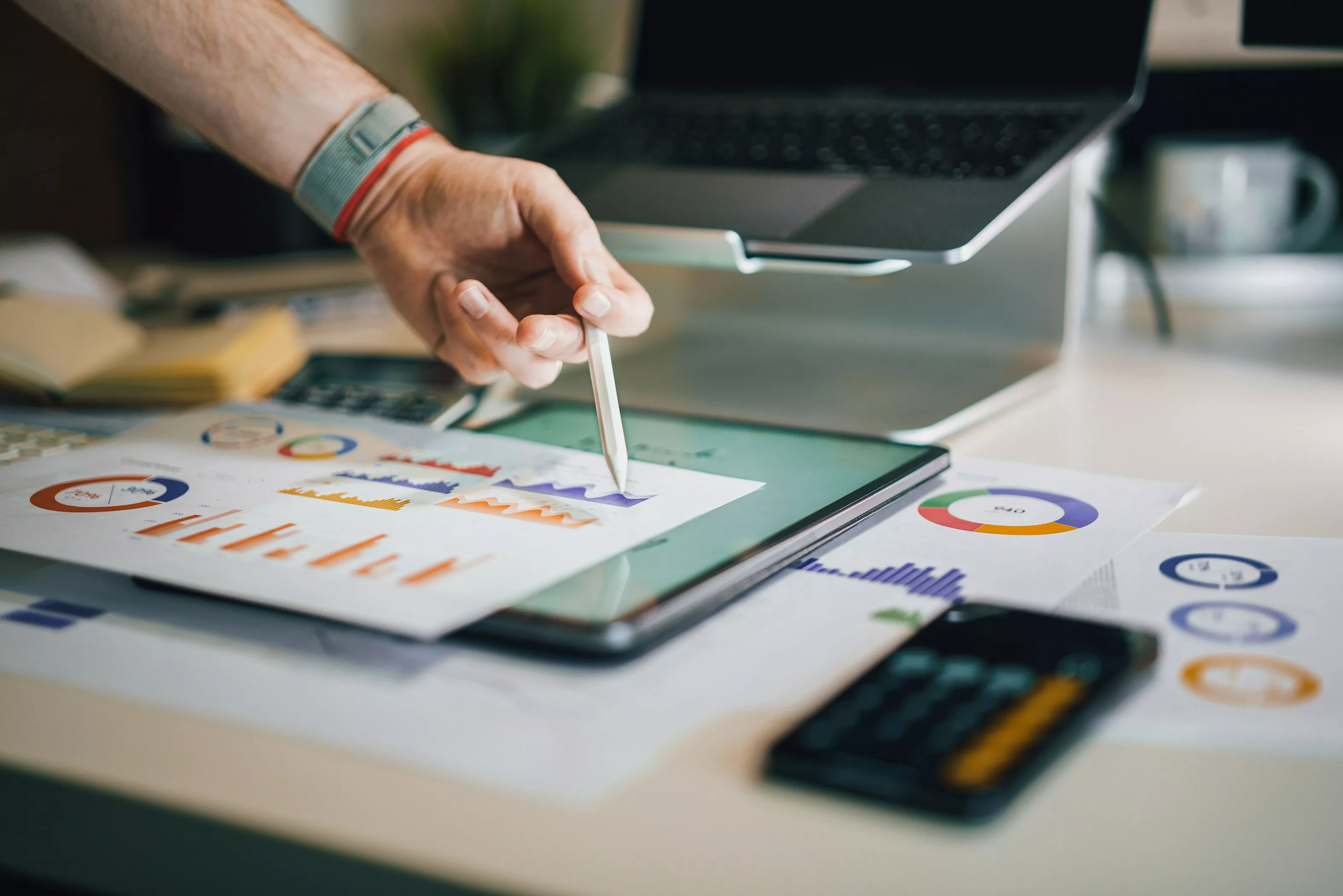 bannère décorative données statistiques sur papier, mobile et ordinateur