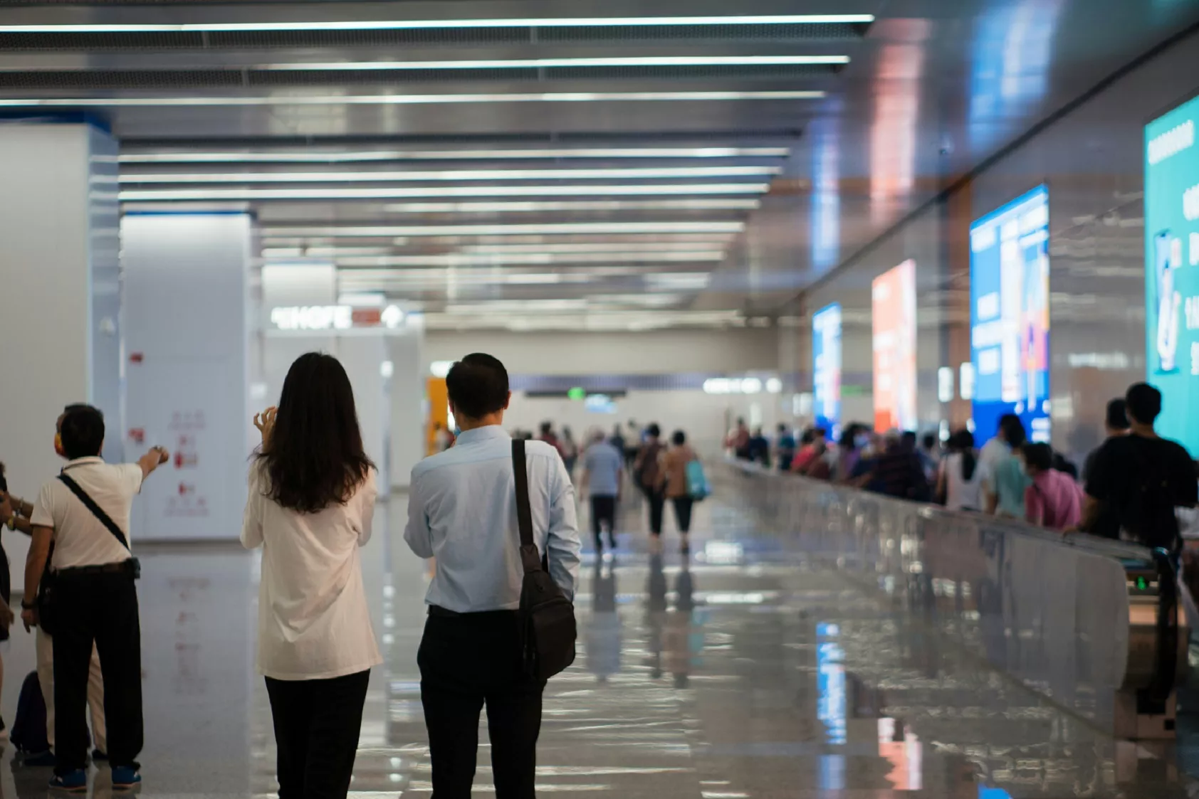 Photo décorative : groupe de personnes traversant un aéroport.
