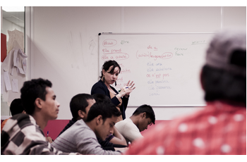 Photo : cours de français à de jeunes immigrés